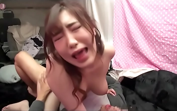 淫乱デビュー：巨乳JK魅惑の女神が男のチェリーを搾り取る！- 今すぐオンライン