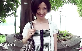魅力的な熟女技で見知らぬ人々を誘惑する、甘美な日本のティーンを紹介しよう！