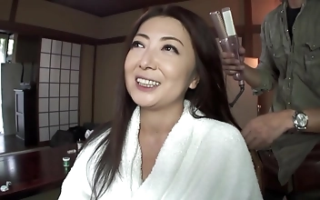 日本熟女の潮吹きデビュー - 魅惑のフィギュアで悦ばせる！