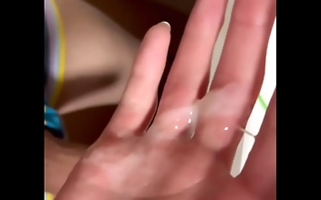 まどろむ友人の隣で、密かに快楽を貪る魅惑的な女神の姿を垣間見よう！