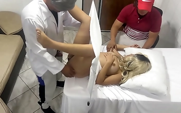 JAV妻の診察がNTRツイストで熱い3Pに変わる！