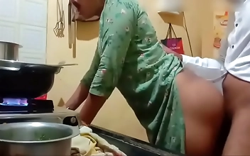 巨乳JAVおばさんがキッチンで近所の若いスタッドに犯される