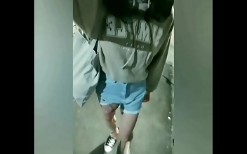 現行犯逮捕される：JAVセンセーションが路上で公開射精する