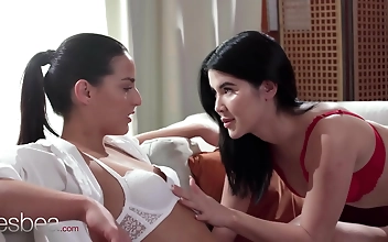 超スティープなレズビアン・アクションの準備をしよう！魅惑的なレスビアと彼女の魅惑的なパートナーが、甘美なランジェリー姿で激しいセックスを繰り広げる。