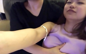 日本のAI搭載AV - 18歳のまーちゃんが巨乳でラブホテルを奔走する！