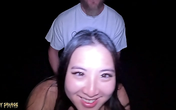 AV女優がビーチで公開フェラチオ＆マンコ喰い - 深夜の冒険