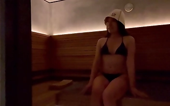 スチームフルプライベートサウナ体験：ジューシーなJAV女優が官能の旅へ誘う