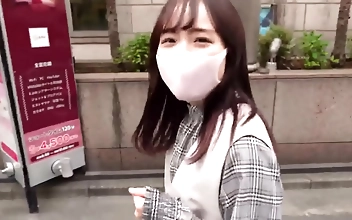 彼氏のいる小さな女子大生が、際限なくイキまくる！彼女が何度も何度も貪欲に痙攣するのを見よう！