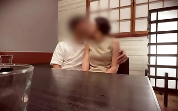 ひねりの効いた日本のエロチックな遊び：男と彼女のプライベートな写真撮影を見よ！