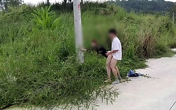 甘美な日本の魅惑的な女と道端で戯れる究極のスリルを体験しよう！