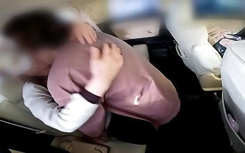 暴露される：浮気した妻が駐車場でナカダシされる！