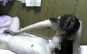 日本の熟女が究極の快楽のために手コキを授乳する