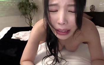 大人の逃避行！40歳の主婦が年下の同僚と初体験、熱いカーセックスと濡れ潮に至る！