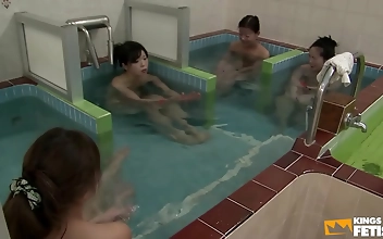 びしょ濡れ：日本の美女がシャワーで指を入れられる