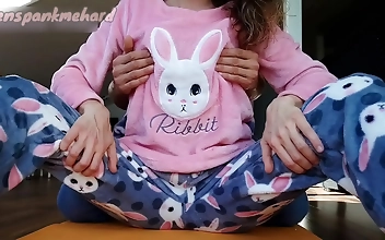 スパイシーな義兄弟のベッドルームの秘密：小さなおっぱいと濡れたアソコがあらわになる！