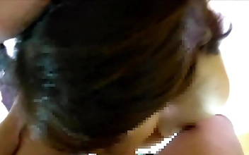 JAVの魅惑的な女が、甘美な恋人に心揺さぶるBJを与える