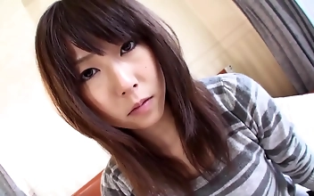 日本の美女が温かいジズでアソコをジューシーにする：必見のJAVビデオ！