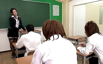 JAV 魅惑の変態ホスピタル・エスケープ 生徒たちの記憶に残るチンコしゃぶり