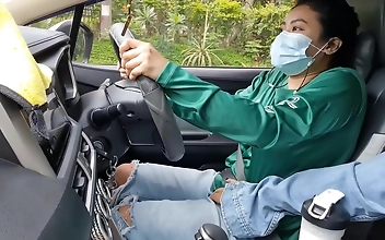 JAVの尻軽女が乗客に危険な乗り物を勧める：熱い行為に現金チップを！