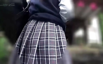 いやあ、このタイトルは本当に目を引いた！制服姿のFカップ美少女たちとの魅惑的な情事に没頭する中年男の話だ。