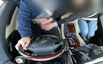 日本の熟女が運転中に射精させる手コキをする！