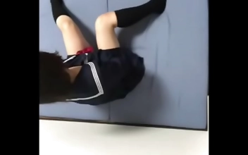 日本の女子校生が布団の上でソロセッション：彼女がムラムラして自分自身を喜ばせるのを見る！