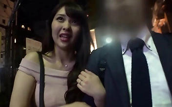 セクシーな日本人主婦の秘密の生活を見知らぬ男と暴露する！