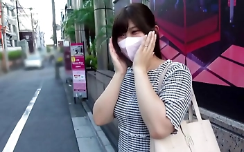 玩具男子の究極のファンタジーを持つ甘美な若妻を紹介する！