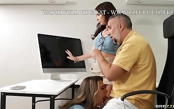 エラ・リースとチャーリー・サマーが繰り広げるノンストップ・オタクITガール・アクションで、究極のジョイ・ライドを体験しよう！/Brazzers/より無料ストリーミング