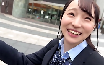 東京の18歳女子校生・莉奈、制服姿で恥ずかしい妄想を叶える！- JAV動画