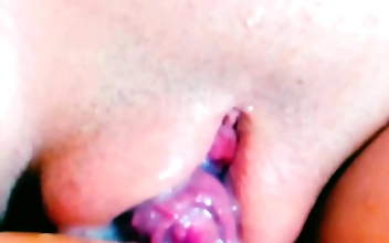 JAVビューティーが欲望にまみれた恋人においしいクリームパイを捧げる