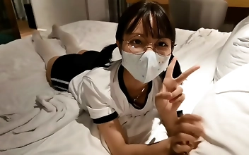 白いシルクに包まれたJAVキューティーズの愉快な美しさを公開する！