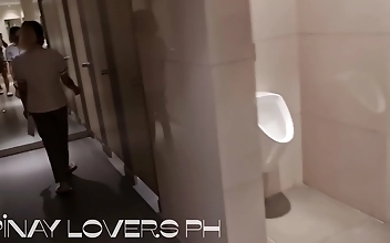 カメラに映る：フィリピン人教師が公衆トイレで自慰行為をしているところを撮影される