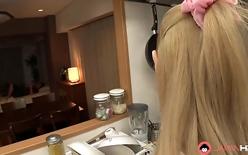 日本の熟女がキッチンでフェラチオ - 無修正！