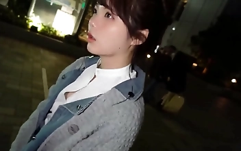 曲線美のキャンパス・キュート：完璧な体型の美容学生、レイを紹介する