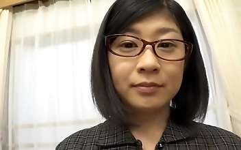 美里の巨乳が、デビュー・インタビューで話題をさらう！前編