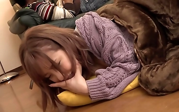 日本の美女、こたつのいたずらの誘惑に勝てず - MUST-SEE VIDEO！