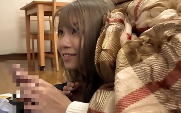 JAV キューティー、ピンチ：こたつのイタズラ、失敗する！前編